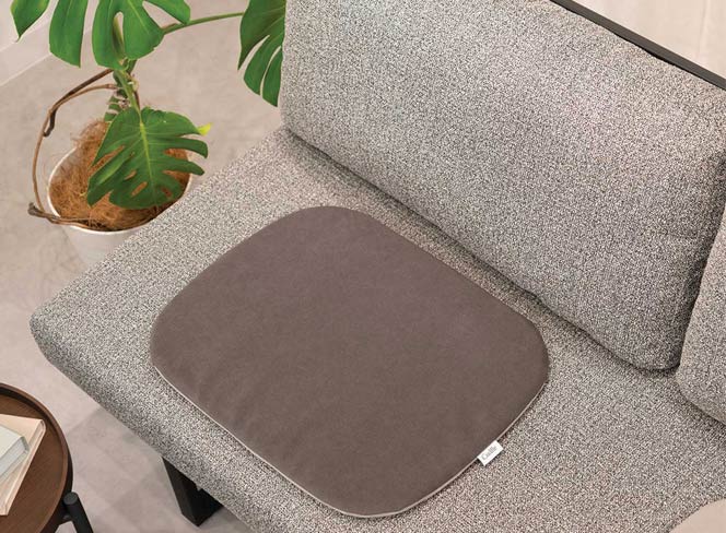 ソファにも合わせられるクッション