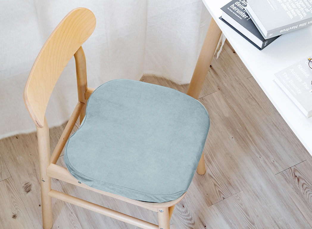 使う場所を選ばないから、いつもの椅子も置くだけで快適に